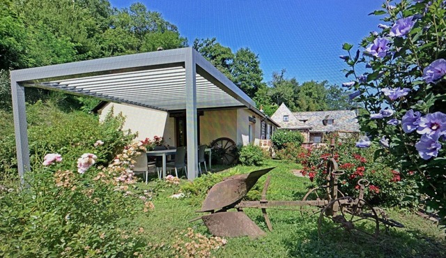 Holiday Home 'Domaine De Jouani - Pergola' with Shared Pool, Private Terrace and Wi-Fi