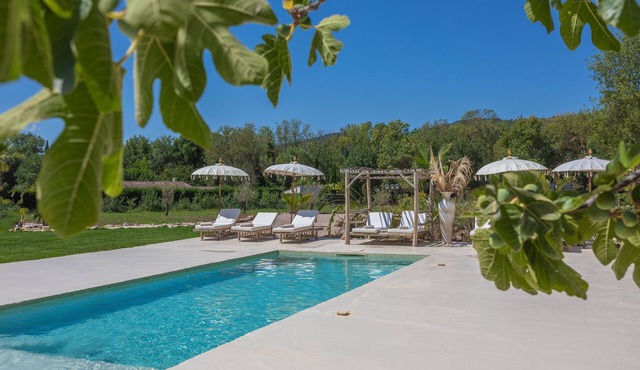 Holiday Home 'Domaine Montserrat' with Mountain View, Private Pool and Wi-Fi