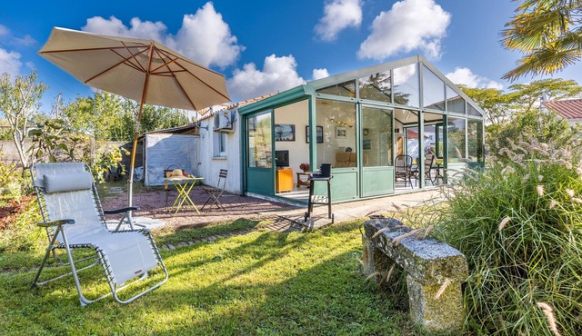 Holiday Home 'Du Peintre' with Private Terrace, Wi-Fi and Air Conditioning