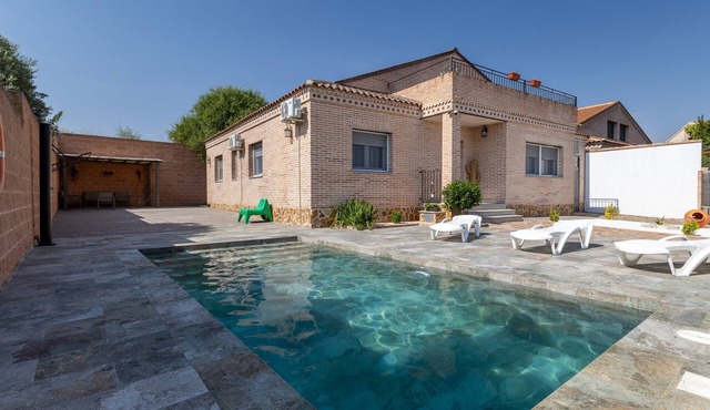 Holiday Home 'El Balcón A Toledo' with Private Pool, Wi-Fi and Air Conditioning