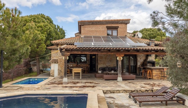 Holiday Home 'El Berrueco' with Mountain View, Private Pool and Wi-Fi