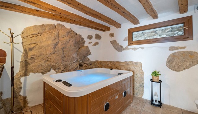 Holiday Home 'El Racó De Les Escales' with Balcony, Wi-Fi and Air Conditioning