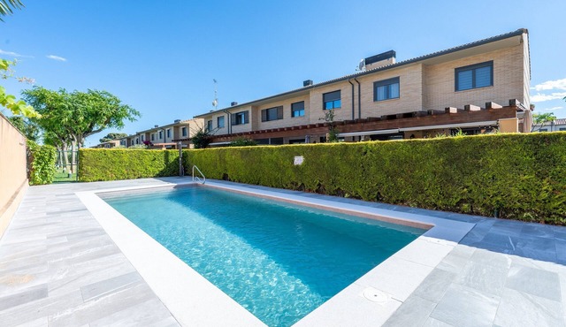 Holiday Home 'Emi' with Shared Pool, Wi-Fi & Air Conditioning