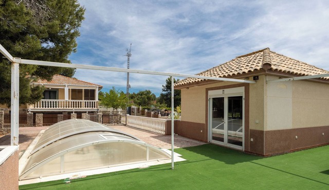 Holiday Home 'Los Naranjos' with Mountain Views, Wi-Fi, and Air Conditioning