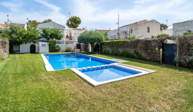 Holiday Home 'Global Casalot' close to the Sea with Shared Pool & Wi-Fi