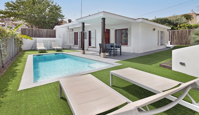 Holiday Home with Moutain View, Private Pool, A/C & WiFi