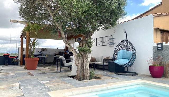 Holiday Home: Garden, BBQ, Kids' Playhouse