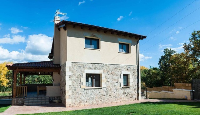 Holiday Home 'Los Robles 1' with Mountain View, Shared Pool and Wi-Fi