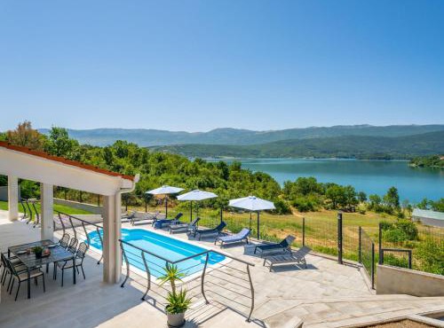 Holiday Home Escape on lake by Interhome