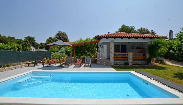 Holiday Home Eta with Pool