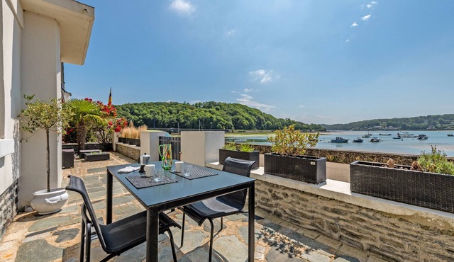 Holiday Home 'Évasion Marine Face À La Mer' with Sea View, Private Terrace and Wi-Fi