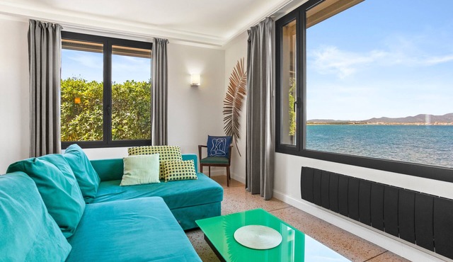 Holiday Home 'Exception Maison Pieds Dans L'eau' with Private Garden and Wi-Fi