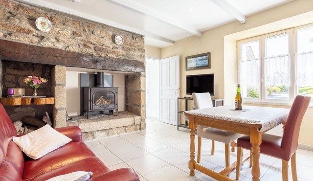 Holiday Home 'Fireplace, Kerantum, Peaceful' with Shared Garden and Wi-Fi