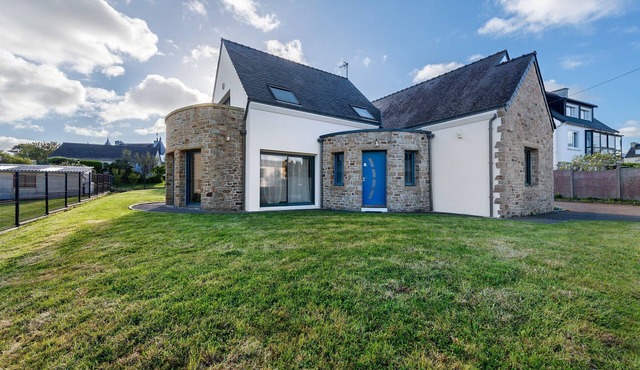 Holiday Home for 14 Guests with Port View in Camaret