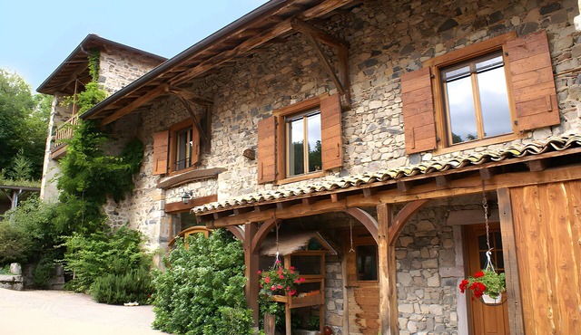 Holiday Home for 15 Guests with Shared Pool, Terrace, and Wi-Fi