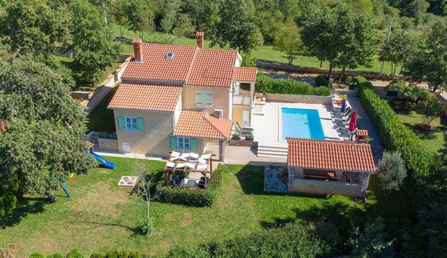 Holiday home for 10, 175 m² with pool in quiet surroundings