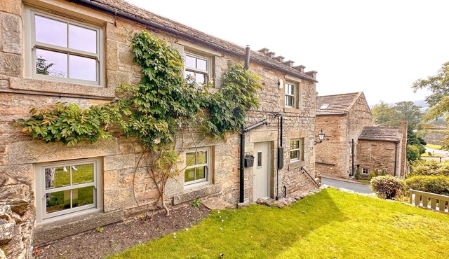 Holiday home for 4 people, breath taking scenery, bike storage, WiFi & only a short walk to the pub.