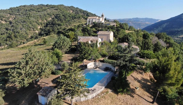 Holiday home for 5 in private hamlet with panoramic views and pool