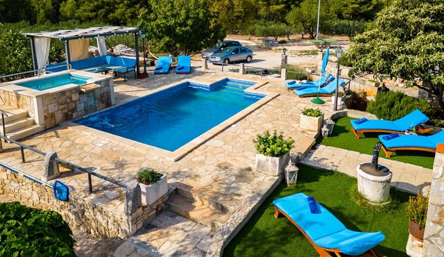 Holiday home for 7 guests, with a pool, golf, countryside by the sea