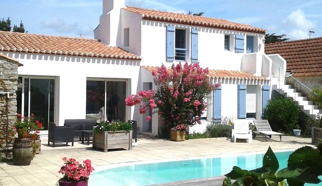 Holiday home for 6 with pool in La Guérinière