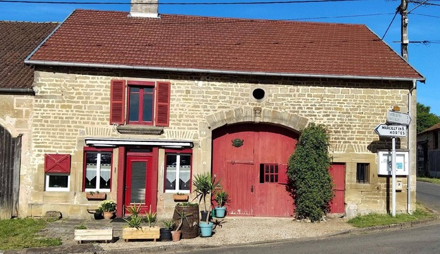 Holiday home in Celles-En-Bassigny enclosed garden