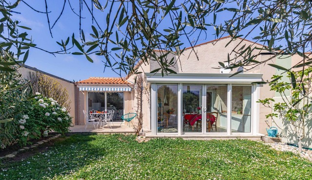 Holiday Home “La Bleuette” with Private Terrace, Garden, and Wi-Fi