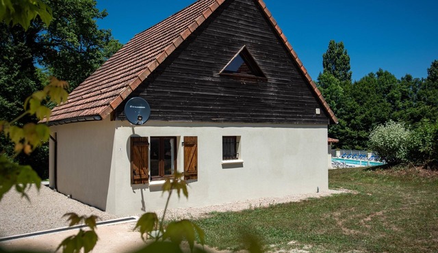 Holiday home on small park with poolview