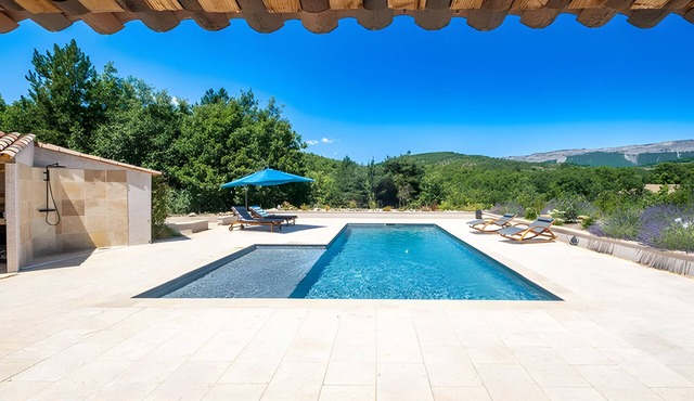 Holiday Home 'Time-out' with Mountain View, Shared Pool and Wi-Fi