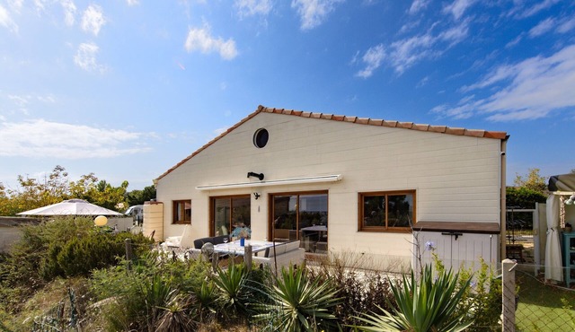 Holiday Home 'Chalet Les Pieds Dans L'eau' with Sea View, Wi-Fi and Air Conditioning