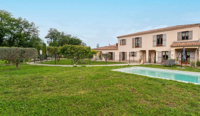 Holiday Home 'Le Nichoir Au Pied Du Ventoux' with Shared Pool, Wi-Fi and Air Conditioning