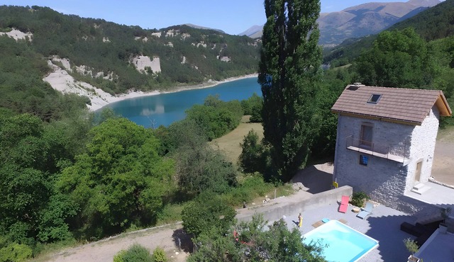 Holiday Home 'Gîte Pigeonnier - Mas du Lac' with Lake View, Shared Pool & Wi-Fi