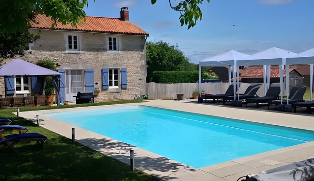 Holiday Home for 13 Guests with Heated Pool, Terrace, and Wi-Fi
