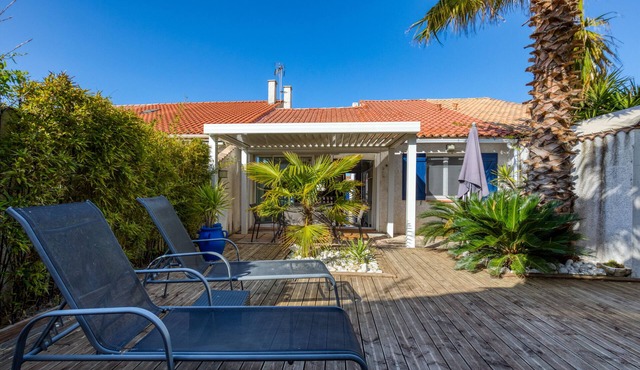 Holiday Home 'Les Palmiers' with Private Terrace, Wi-Fi & Air Conditioning