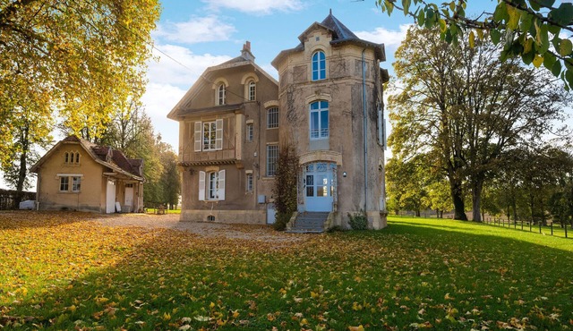 Holiday home adjoining a château.