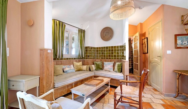 Holiday Home 'Pool House Du Clos Sainte Marie' with Sea View, Shared Pool and Wi-Fi