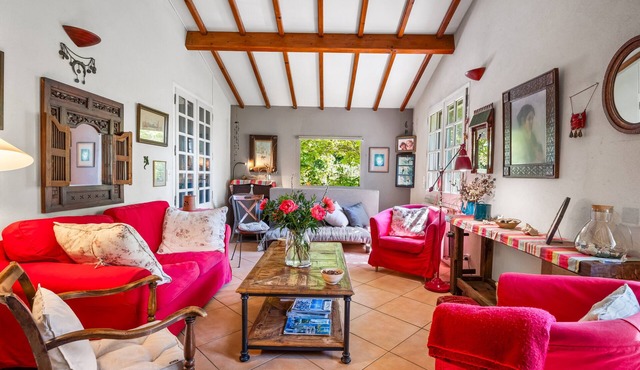 Holiday Home 'A Hidden Gem by the Sea' with Sea View, Private Garden & Wi-Fi