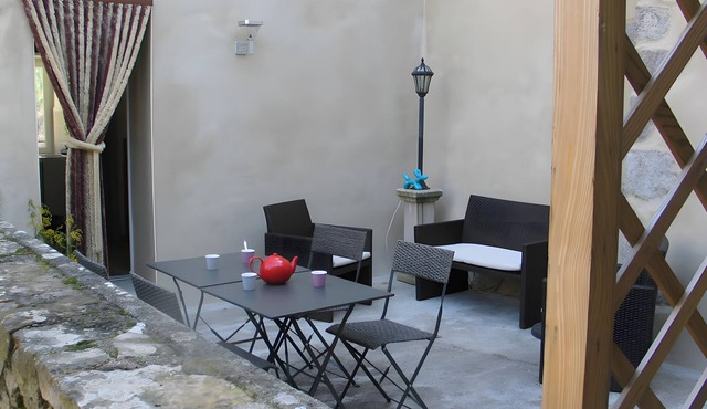 Holiday Home 'Petit Gîte' with Mountain View, Shared Pool and Wi-Fi