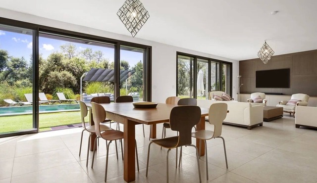 Holiday Home 'Rez De Villa Pour 8 Valeriane' with Shared Pool, Private Garden and Wi-Fi