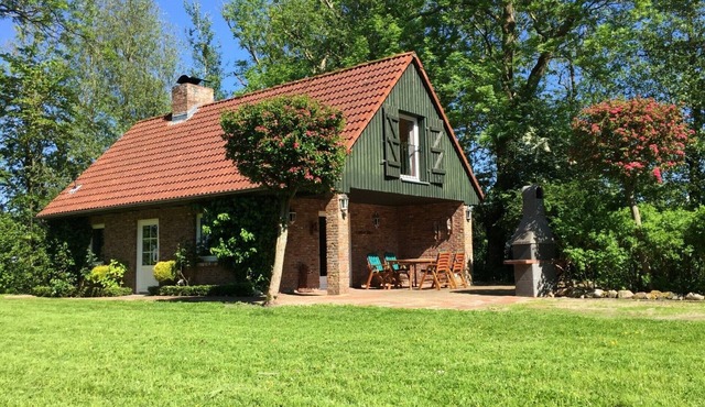 Holiday Home 'Gänsehaus' with Private Terrace and Private Garden in Karolinenkoog
