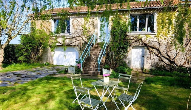 Holiday Home 'Gîte De L'etrie' with Private Terrace, Private Garden and Wi-Fi