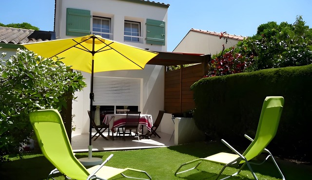 Holiday Home 'Gîte Le Fief De La Fontaine' with Private Terrace, Shared Garden and Wi-Fi