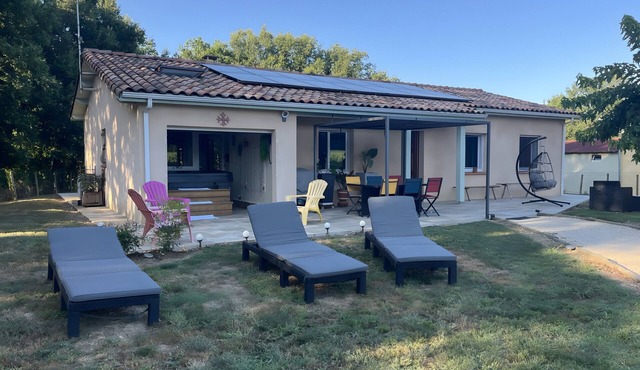 Holiday Home 'Gîte de Gabi' with Private Terrace, Wi-Fi and Air Conditioning