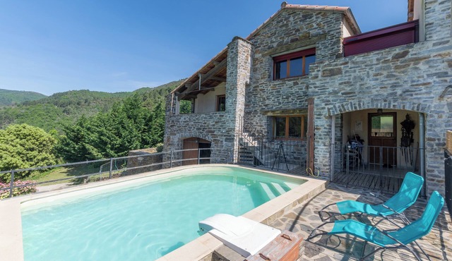 Holiday Home 'Gite Des Ressources' with Mountain View, Shared Pool and Wi-Fi