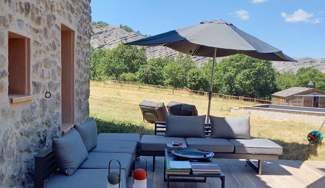 Holiday Home 'Gîte Du Couard' with Shared Pool, Wi-Fi and Air Conditioning