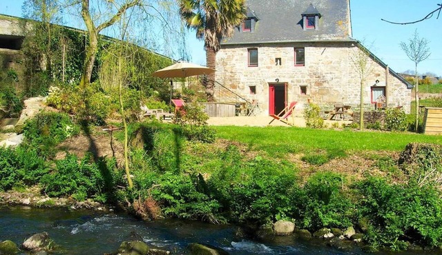 Holiday Home 'Gite Du Moulin Du Poulloguer' with Private Terrace, Private Garden and Wi-Fi