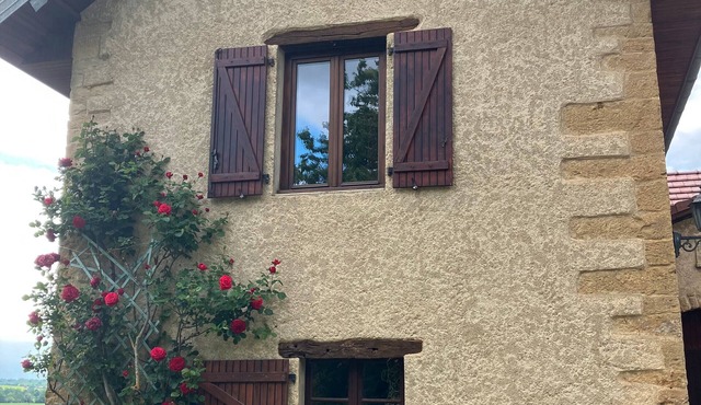 Holiday Home 'Gîte Du Poisson Rouge' with Private Terrace and Shared Garden