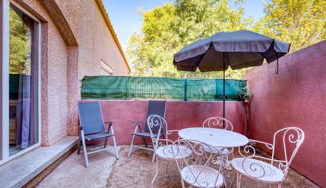 Holiday Home 'Gîte Duplex Cour Proche Lac Salagou' with Private Garden and Wi-Fi