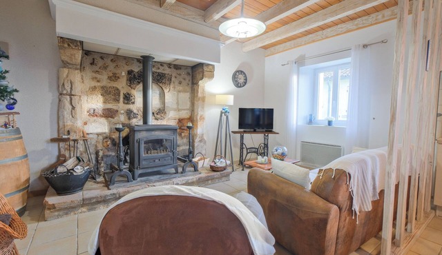 Holiday Home 'Gîte Le Moutat-La Cave' with Private Garden