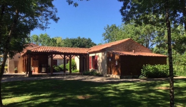 Holiday Home 'Gîte Les Iris Nalliers' with Shared Pool, Shared Terrace and Wi-Fi