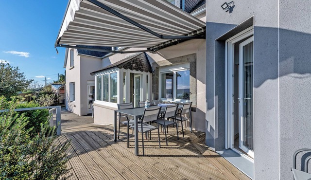 Holiday Home 'Grande Maison Familiale - Sea View' with Private Garden and Wi-Fi